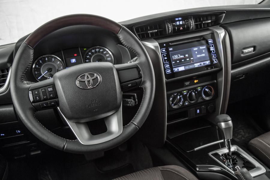 Интерьер Toyota SW4 2016 года  (фото 5 из 32)
